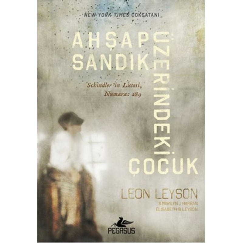 Ahşap Sandık Üzerindeki Çocuk Ahşap Sandık Üzerindeki Çocuk