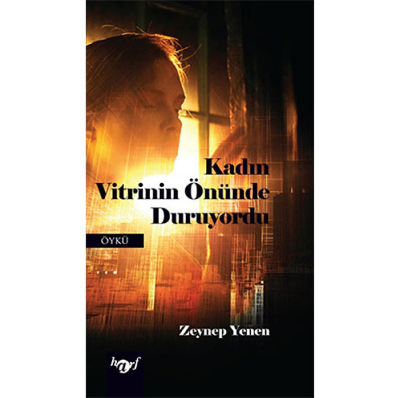 Kadın Vitrinin Önüde Duruyordu Kadın Vitrinin Önüde Duruyordu